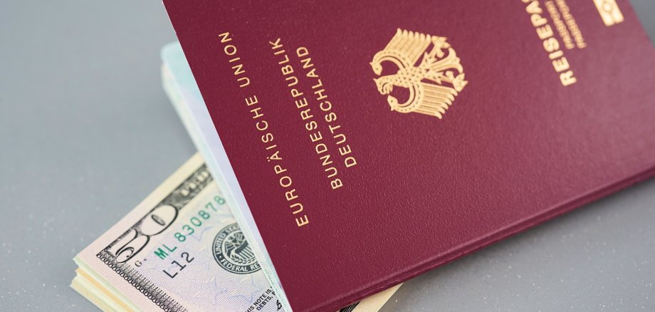 Deutscher Reisepass und Dollarscheine