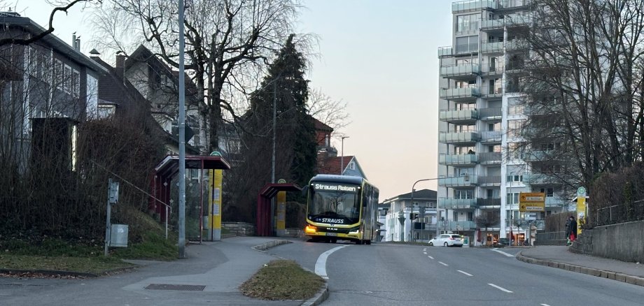 Bus fährt in eine Haltestelle in Tettnang ein