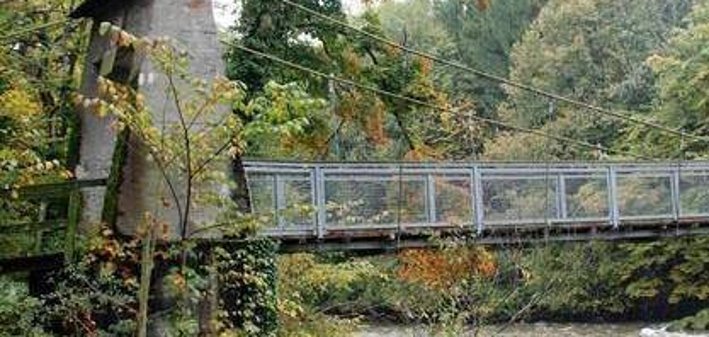 Die Fußgänger-Hängebrücke beim Campingplatz Badhütten bleibt vorerst gesperrt.