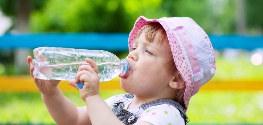 Kleinkind trinkt aus einer Wasserflasche