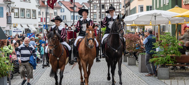 Reiter in historischen Kostümen beim Festumzug des Montfortfestes