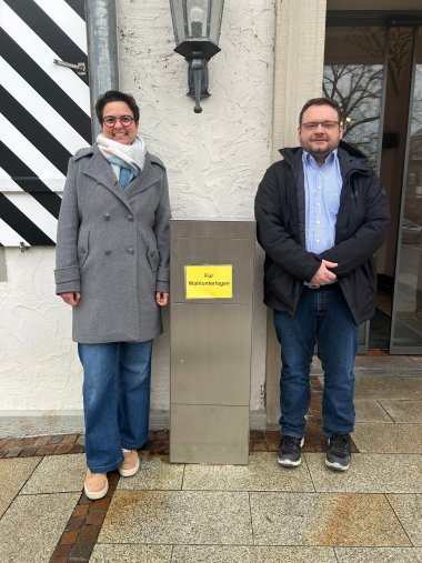 Einer der Briefkästen vor dem Rathaus für die Abgabe der Briefwahlunterlagen (im Bild: Judith Biegert und Marco Pudimat vom Amt für Bürgerservice, öffentliche Sicherheit & Ordnung)