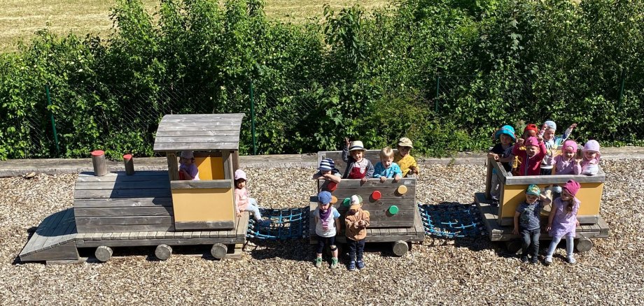 Kinder der KiTa Oberhof in einem Spielzug aus Holz