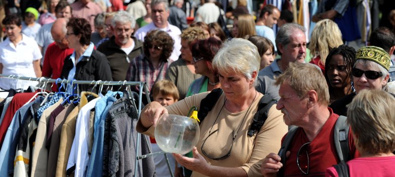 Menschen am Flohmarkt