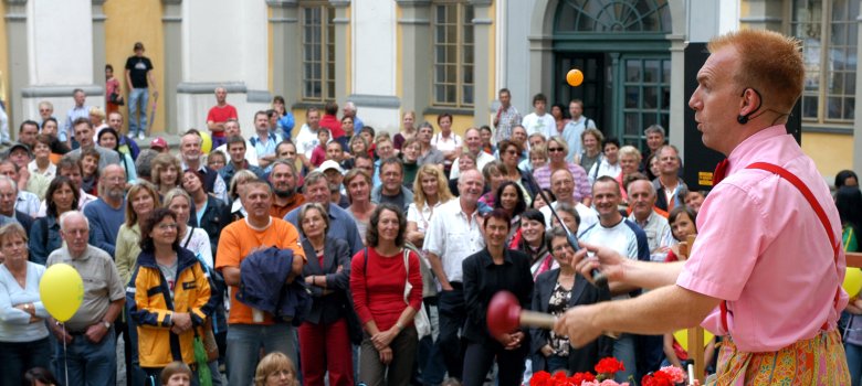 Musiker vor Publikum am Bähnlesfest